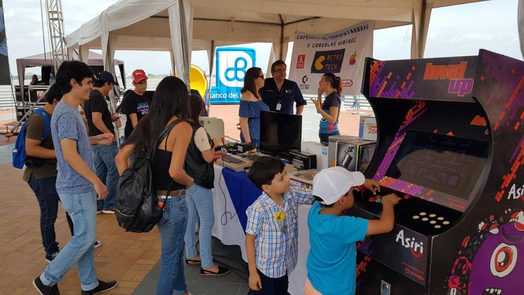 Niños jugando ARCADE Niños jugando ARCADE