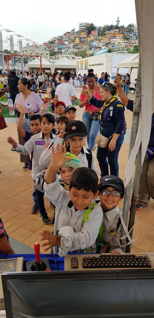 Niños haciendo fila para jugar Donkey Kong Niños haciendo fila para jugar Donkey Kong