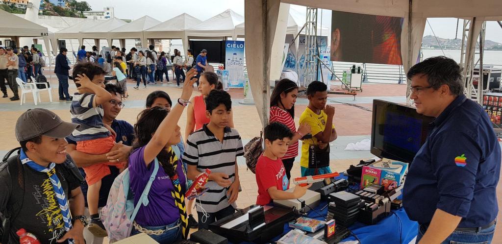 Jóvenes interesados haciendo preguntas Jóvenes interesados haciendo preguntas